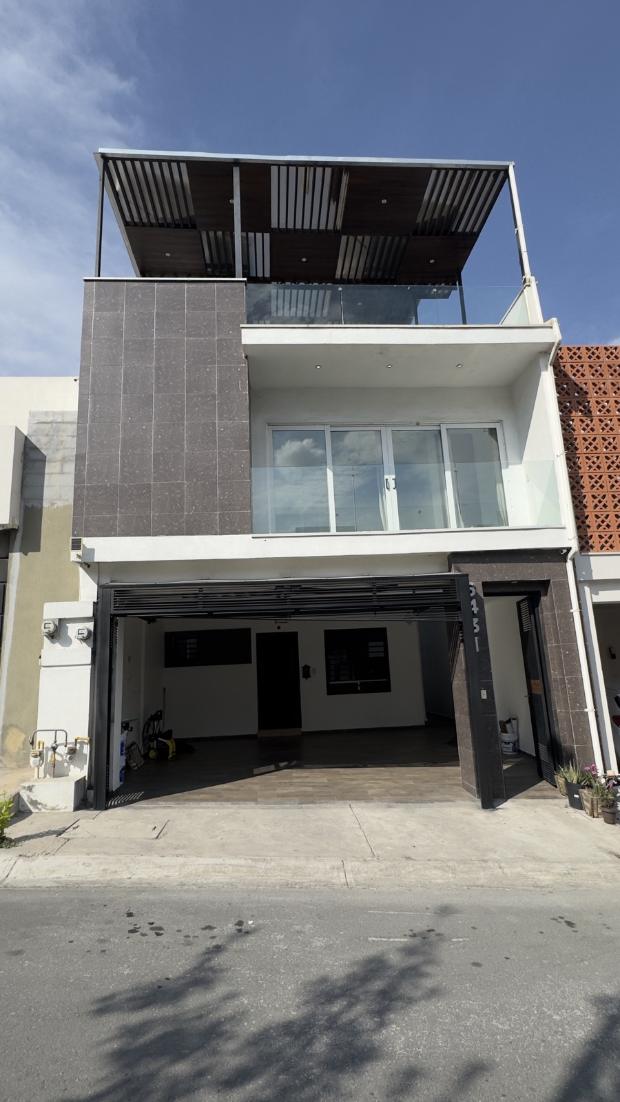Casa de 3 niveles con rooftop y paneles solares en Balcones de las Mitras, Monterrey